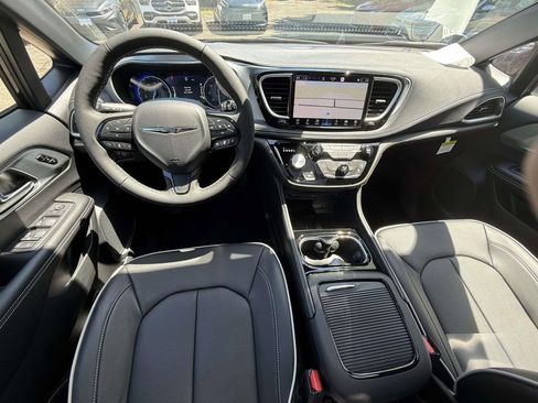 New 2026 Chrysler Pacifica Limited w/ Uconnect Theater Family Group FWD image 15
