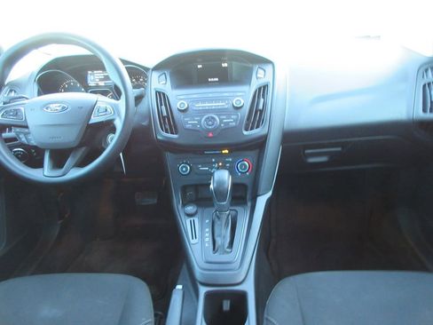 Used 2018 Ford Focus SE w/ SE Appearance Package image 15