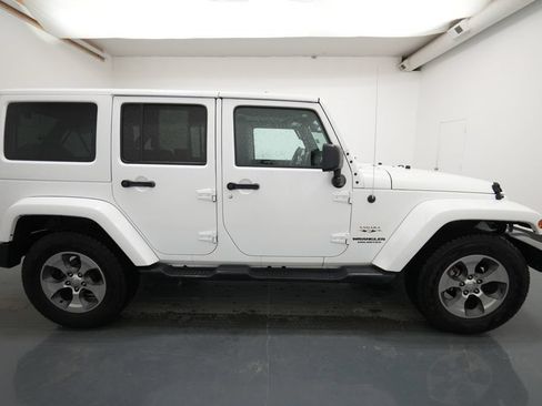 Used 2017 Jeep Wrangler Unlimited Sahara w/ Connectivity Group AWD/4WD image 10