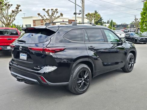 Used 2024 Toyota Highlander XLE AWD/4WD image 13