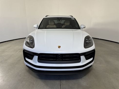 Certified 2025 Porsche Macan image 10