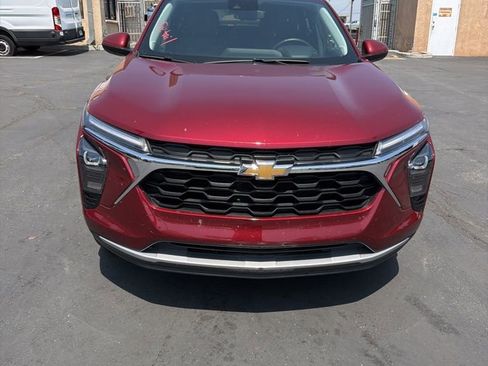 Used 2025 Chevrolet Trax LT w/ LT Convenience Package image 3