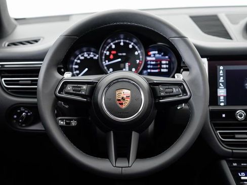 Certified 2025 Porsche Macan image 12