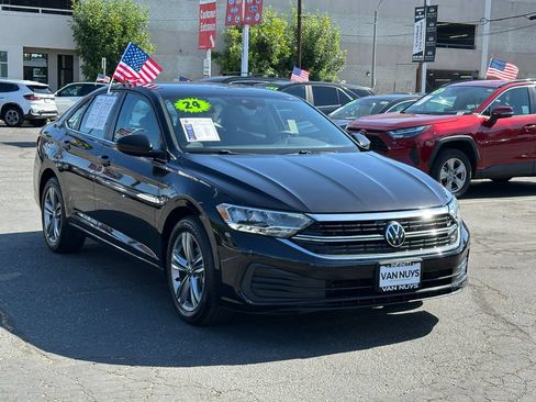 Used 2024 Volkswagen Jetta SE FWD image 10