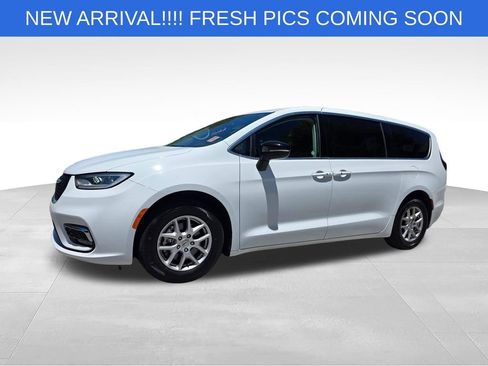 Used 2024 Chrysler Pacifica Touring-L FWD image 2