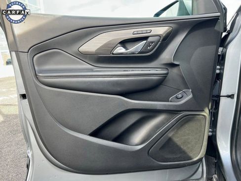 Used 2023 GMC Terrain SLT image 9