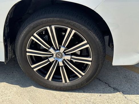 Used 2021 Lexus LX 570 4WD w/ Luxury Package image 6