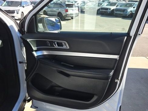 Used 2017 Ford Explorer XLT image 33