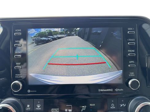 Used 2021 Toyota Highlander XLE AWD/4WD image 22