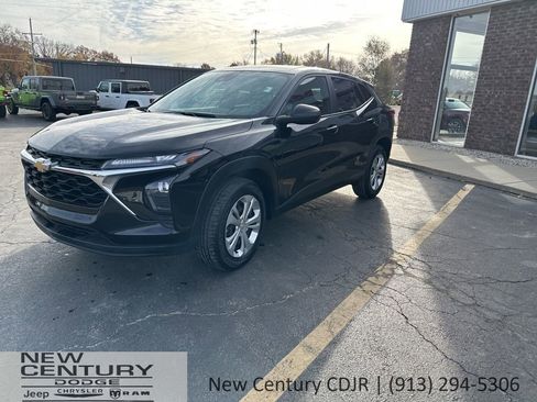 Used 2024 Chevrolet Trax LS image 1