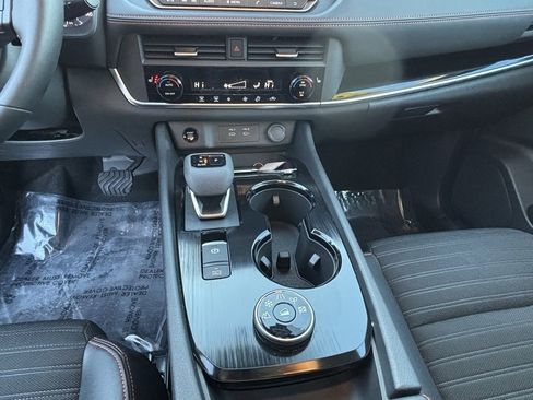 Used 2025 Nissan Rogue SV image 15