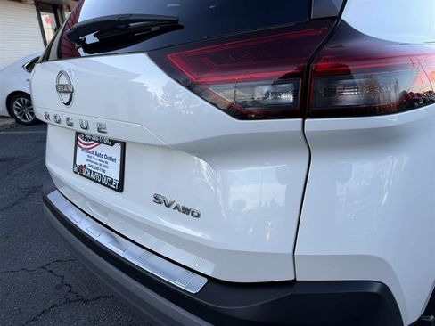 Used 2023 Nissan Rogue SV image 10