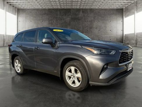 Used 2023 Toyota Highlander LE AWD/4WD image 3