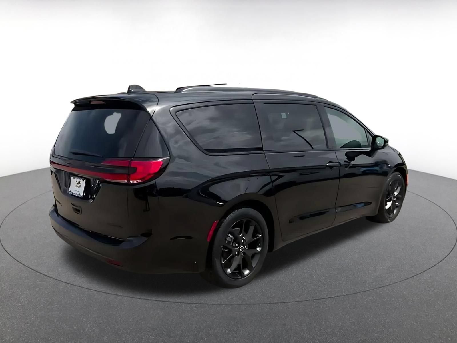 Used 2025 Chrysler Pacifica Limited FWD image 14