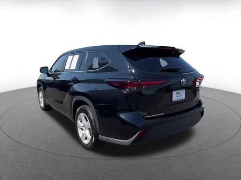 Used 2025 Toyota Highlander LE FWD image 11