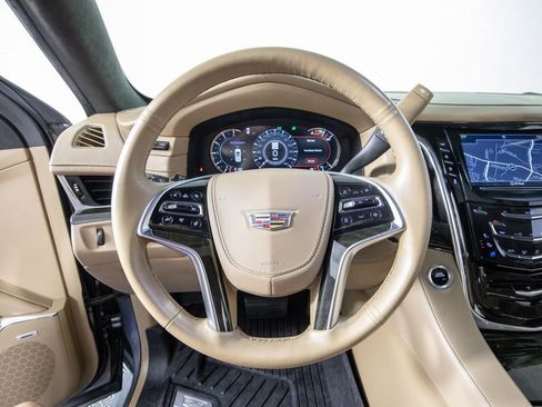 Used 2018 Cadillac Escalade ESV Platinum AWD/4WD image 19
