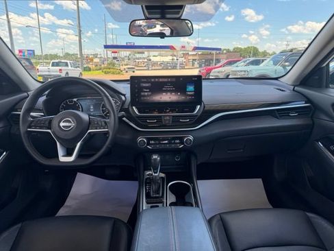 Used 2025 Nissan Altima 2.5 SR w/ SR Premium Package AWD/4WD image 9