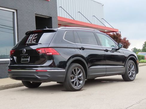 Used 2023 Volkswagen Tiguan SE w/ Panoramic Sunroof Package FWD image 4