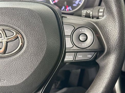 Used 2021 Toyota RAV4 XLE FWD image 16