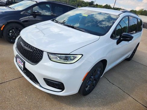 New 2026 Chrysler Pacifica Select w/ S Appearance Package image 1