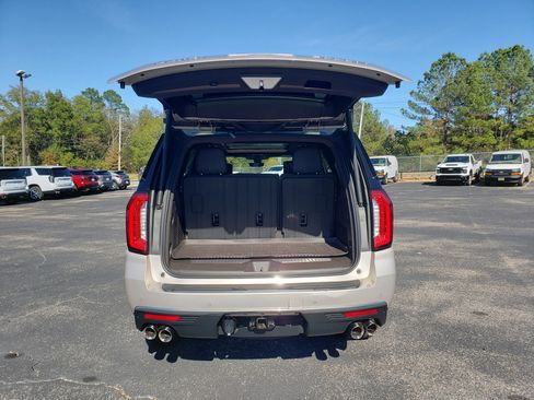 Used 2021 GMC Yukon Denali w/ Denali Premium Package image 9