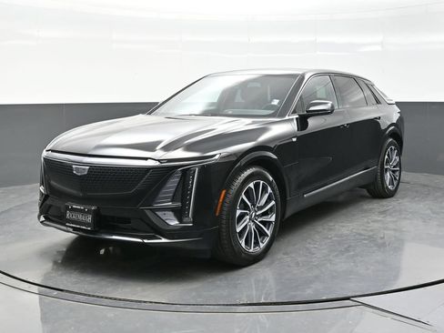 Certified 2025 Cadillac Lyriq Luxury AWD/4WD image 2
