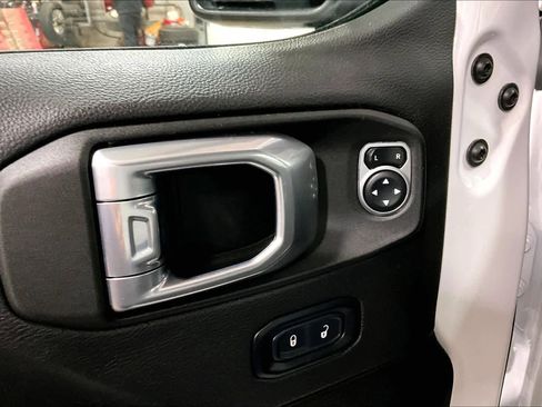 Used 2022 Jeep Wrangler Unlimited Sahara image 32