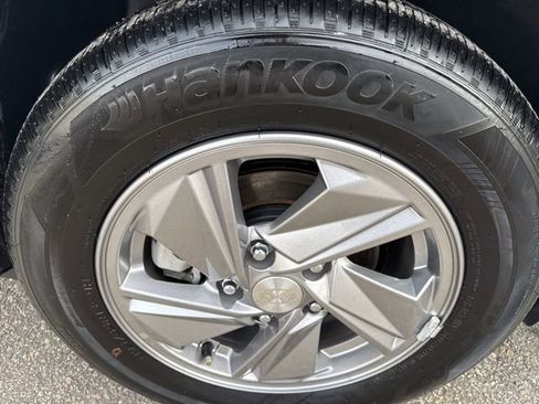 Certified 2025 Hyundai Elantra SE image 8