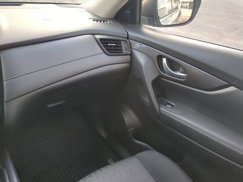 Certified 2019 Nissan Rogue SV w/ Sun & Sound Touring Package image 17