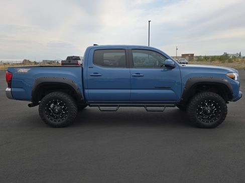 Used 2019 Toyota Tacoma SR5 AWD/4WD image 9