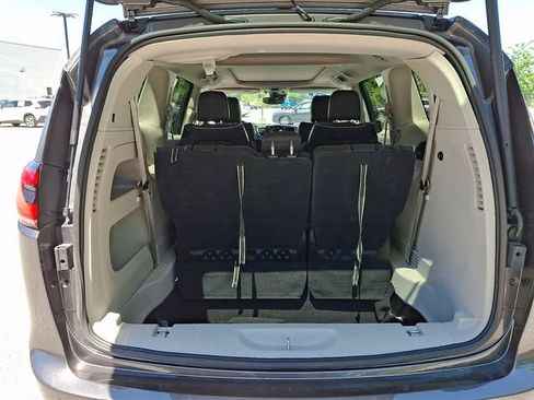 Used 2023 Chrysler Pacifica Limited FWD image 31