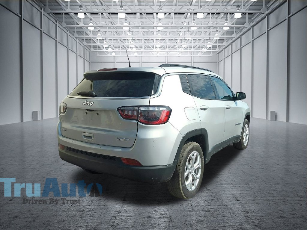 Used 2024 Jeep Compass Latitude AWD/4WD image 7