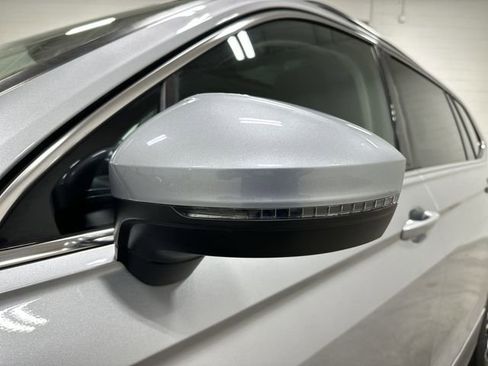 Used 2021 Volkswagen Tiguan SE image 12