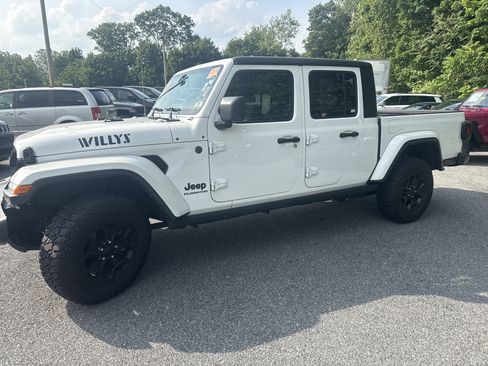 Used 2022 Jeep Gladiator Sport AWD/4WD image 1