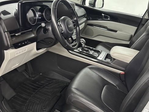 Used 2022 Kia Carnival EX image 10