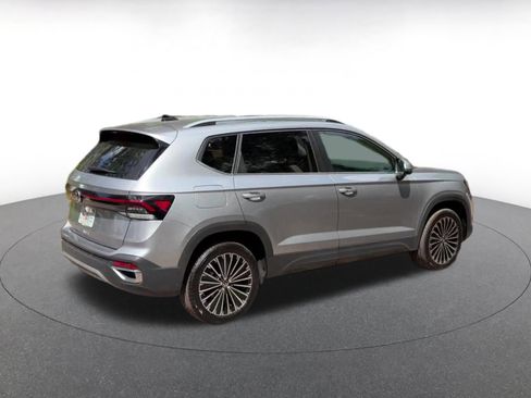Used 2025 Volkswagen Taos SE FWD image 15