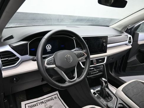 Used 2025 Volkswagen Taos SE AWD/4WD image 13