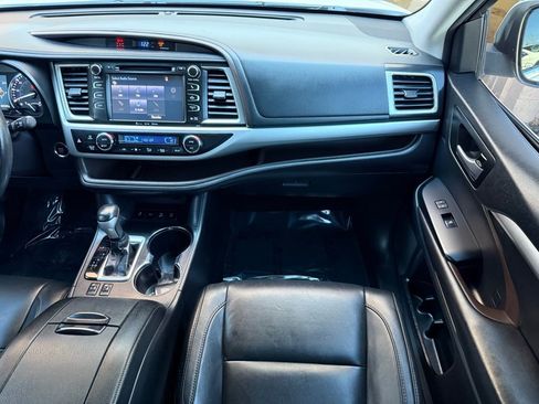 Used 2018 Toyota Highlander XLE image 23