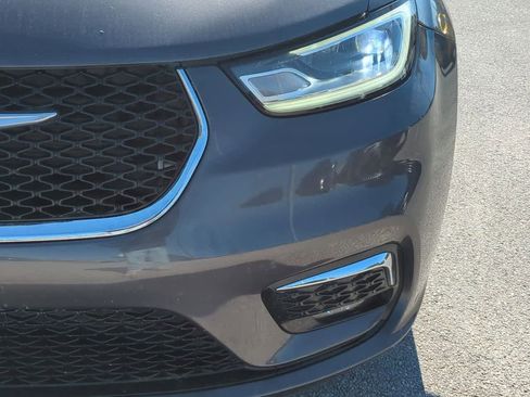 Used 2023 Chrysler Pacifica Touring-L image 11