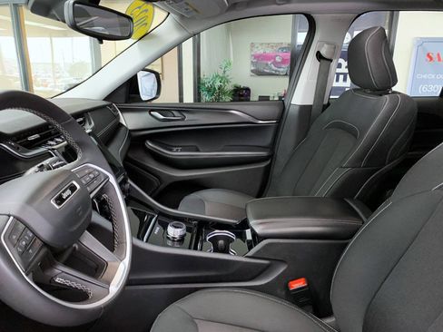 Used 2023 Jeep Grand Cherokee Laredo w/ Luxury Tech Group I AWD/4WD image 10
