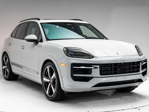 New 2026 Porsche Cayenne GTS AWD/4WD image 35