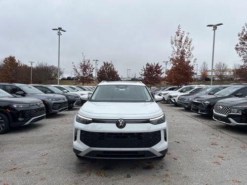 New 2025 Volkswagen Tiguan SE image 2