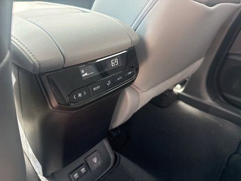 Used 2021 Toyota Highlander Limited FWD image 11