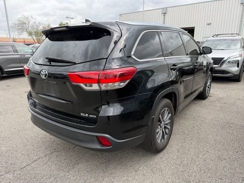 Used 2018 Toyota Highlander XLE image 2