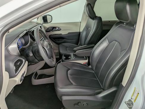 Used 2024 Chrysler Pacifica Touring-L FWD image 18