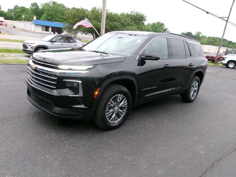 Used 2025 Chevrolet Traverse LT FWD image 7