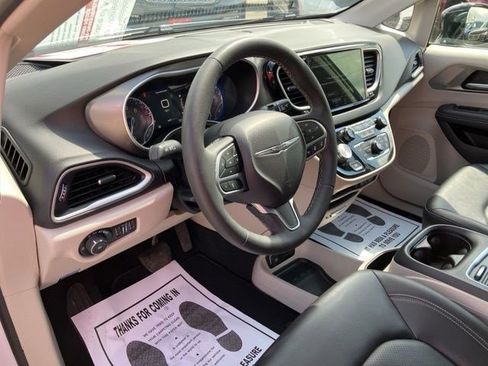 Used 2024 Chrysler Pacifica Touring-L FWD image 15