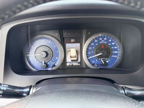 Used 2015 Toyota Sienna XLE Premium FWD image 39