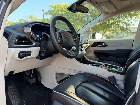 Used 2023 Chrysler Pacifica Limited FWD image 9