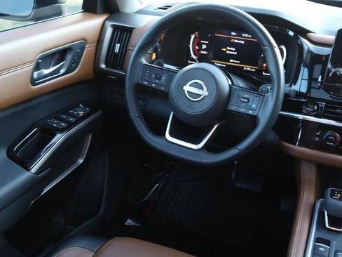 Certified 2025 Nissan Pathfinder Platinum w/ Lighting Package (N92) AWD/4WD image 30